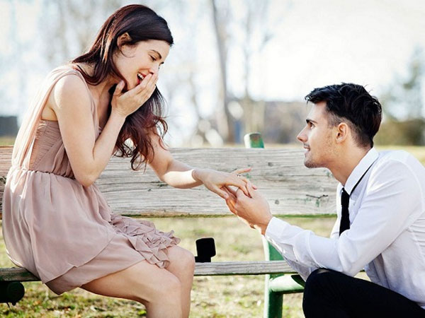 Bất ngờ khi bạn trai quỳ xuống cầu hôn tôi trước mặt người yêu cũ