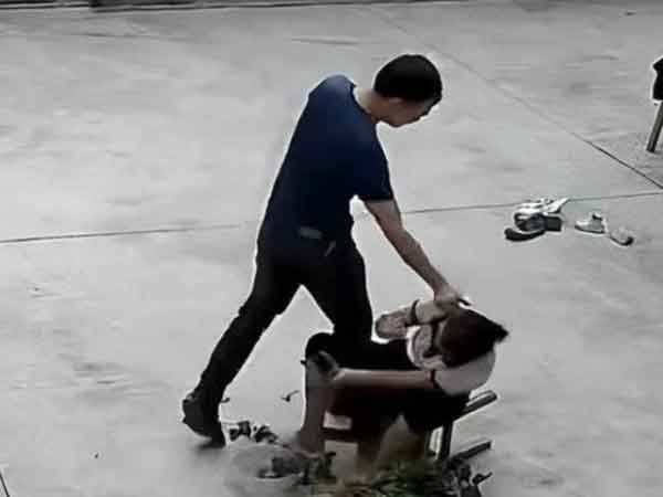 Sáng sớm thấy chiếc xe ô tô đỗ trước cửa, người vợ sửng sốt trước hành động của chồng