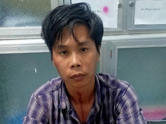 Nam thanh niên quật ngã, tóm gọn tên cướp tiệm vàng