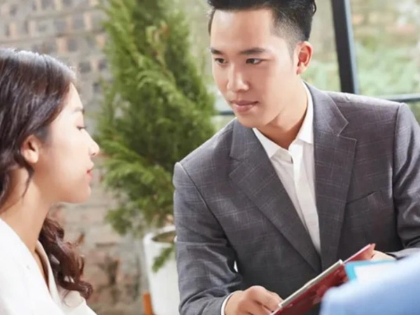 Đi họp lớp, chồng vô tư ôm ấp bạn gái cũ trước mặt vợ