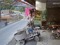 Công nông 'chổng vó' lên trời chỉ vì chở quá tải khi lên dốc