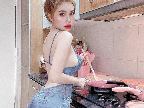 Cô nàng vào bếp mà mặc váy ngủ ren mỏng manh, dân mạng nơm nớp lo hớ hênh
