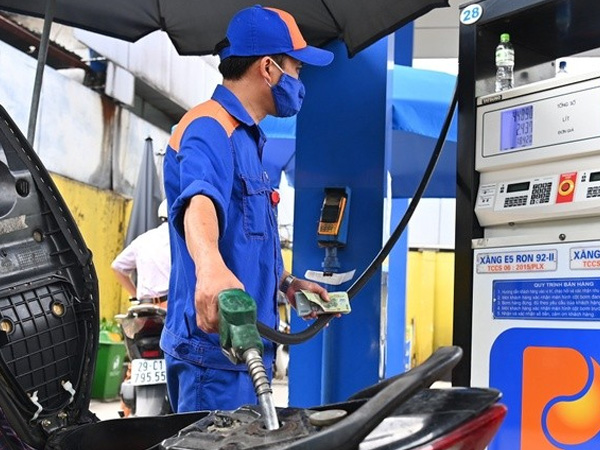 Giá xăng bật tăng trở lại vào ngày mai?