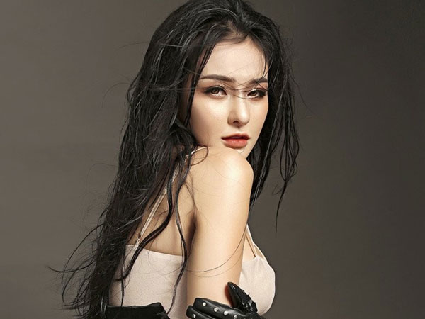Ngân 98 giữ kỷ lục 'đệ nhất dao kéo', nhan sắc ra sao mà vẫn bị gièm pha càng sửa càng xấu