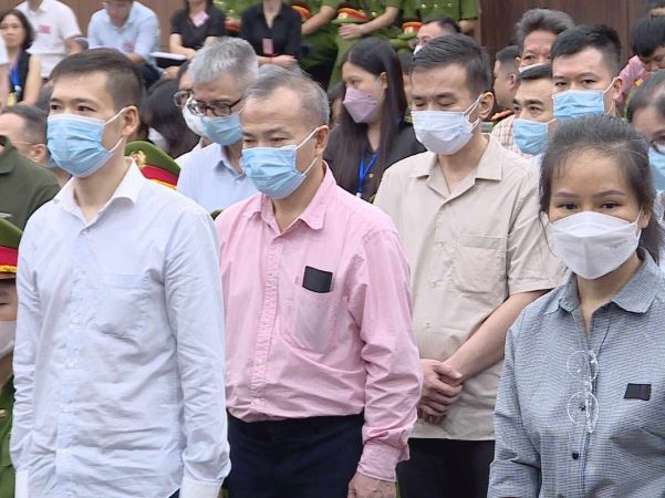 Những lời khai của bị cáo về 'đưa tiền để được cấp bay, bay rồi lại đưa tiền'