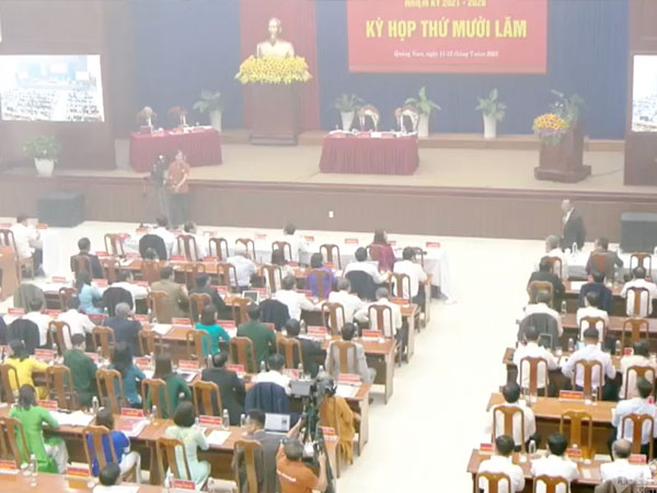 Khói bao trùm hội trường, HĐND tỉnh Quảng Nam dừng họp đột ngột