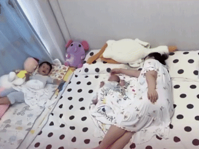 Giật mình bật dậy sau tiếng sấm, thấy em nhỏ đang la khóc trong khi mẹ ngủ quên, cậu bé có hành động khiến ai cũng phải ngỡ ngàng