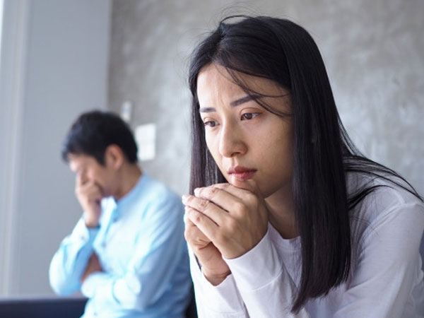 Mua cho chồng bộ vest xịn, anh ấy tỏ thái độ: 'Em đang muốn nhắc là anh kiếm tiền ít đúng không?'