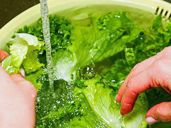 Có nên ngâm rau sống vào nước muối? Câu trả lời khiến nhiều người bất ngờ
