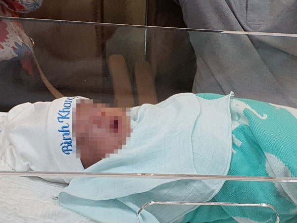 Nuôi sống bé trai Hà Nội sinh non 25 tuần nặng 600 gram, hồ sơ bệnh án nặng hơn nhiều lần cơ thể