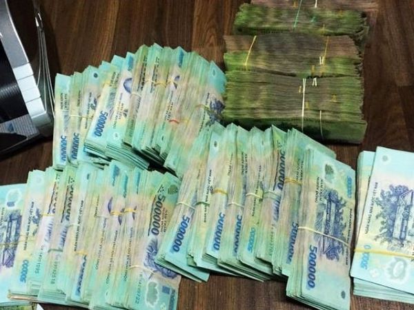 5 cô gái vận chuyển trái phép hơn 4.300 tỷ đồng ra nước ngoài