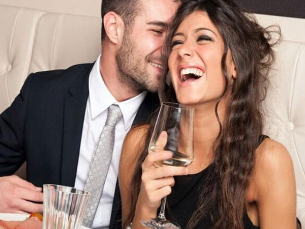 Chồng đi làm xa, vợ ở nhà ngã vào lòng cậu trai làm thuê kém 7 tuổi vì lý do chẳng thể ngờ
