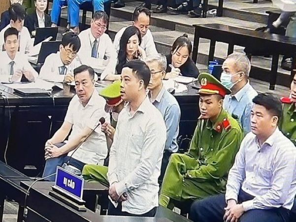 Nhận hối lộ 42,6 tỉ đồng, cựu thư ký thứ trưởng Bộ Y tế nói 'không đưa tiền cho ai'