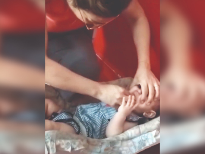 Giáo viên mầm non vừa đấm vừa nhồi nhét thức ăn vào mồm học sinh gây phẫn nộ