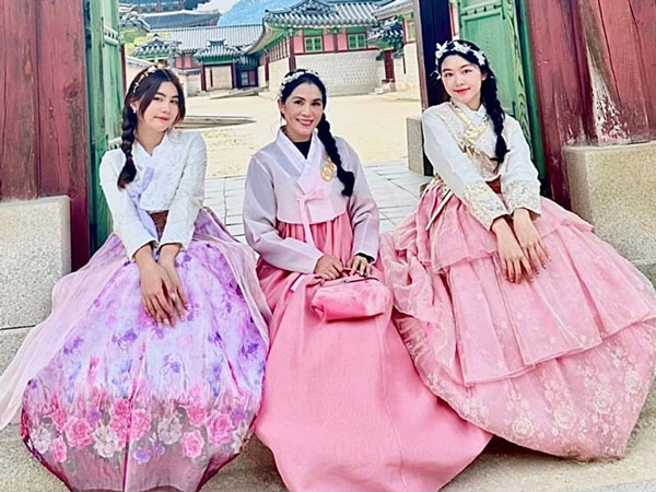 Đứng trong cung điện, ái nữ Quyền Linh như công chúa đời thực, ảnh mẹ ruột giàu có bất ngờ hơn