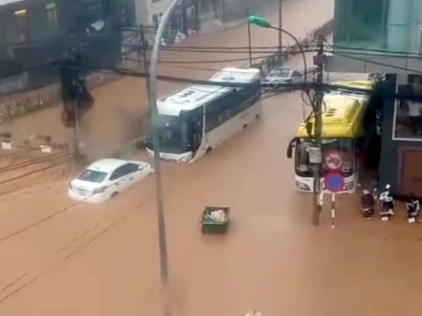 Đà Lạt hứng mưa đá, ngập nặng khắp nơi