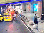 'Taxi điên' lao thẳng lên vỉa hè đâm người đi bộ ở ga xe lửa