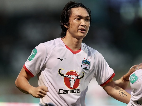 Tuấn Anh 'cosplay' Ronaldo, ném băng thủ quân sau khi đá hỏng penalty khiến HAGL bị loại