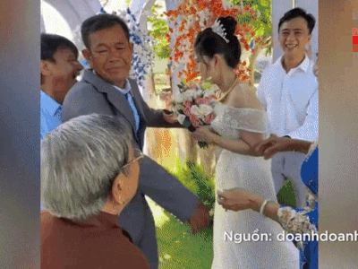 Đưa con gái về nhà chồng, cha đầy quyến luyến rồi bật khóc gây xúc động mạnh