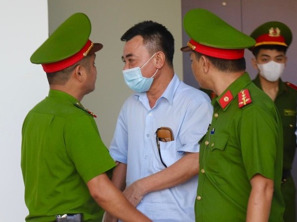 Cựu Phó Giám đốc Công an Hà Nội môi giới hối lộ vì giúp 'em gái', 'quá thương người'