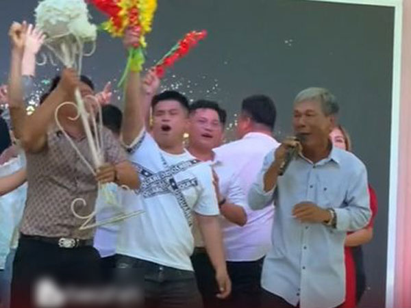 Ông bác U70 gây náo loạn cả đám cưới vì hát 'Người lạ thoáng qua' cực mượt trên sân khấu