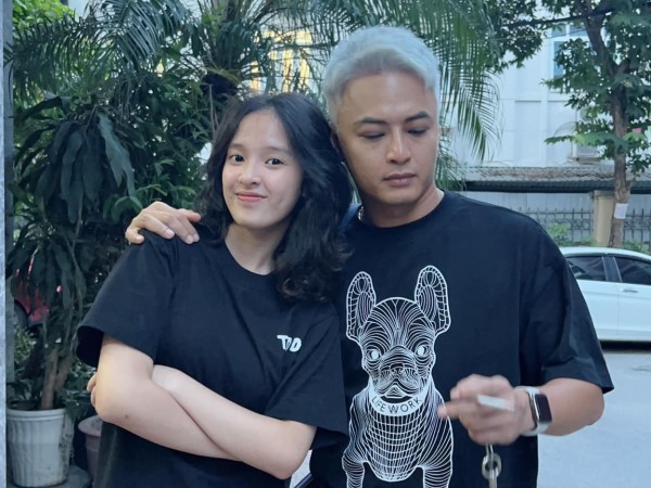 Hồng Đăng lộ diện khác lạ, cùng bà xã tổ chức sinh nhật cho con gái