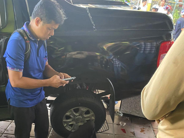 Ô tô 'không người lái' lao vào quán cà phê, khách chạy tán loạn, 1 người bị thương