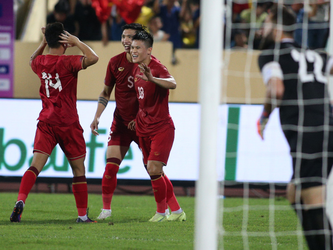 Tuyển Việt Nam sắp đấu Palestine, HLV Troussier tính bài World Cup