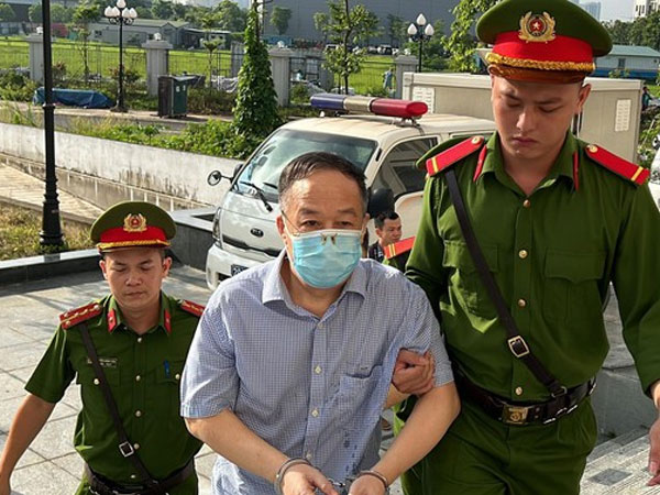 Vụ 'Chuyến bay giải cứu': '35,5 năm trong sạch, còn 6 tháng nghỉ hưu thì vấy bẩn'