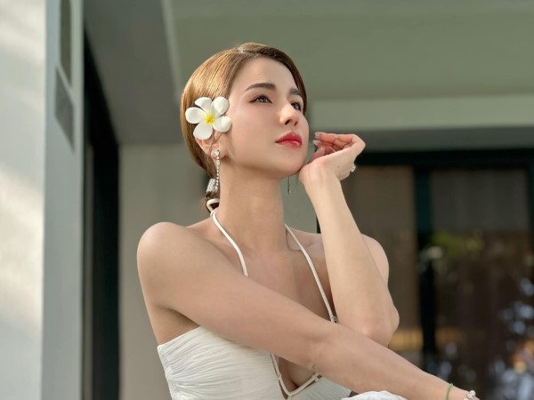 Diệp Lâm Anh khoe được tặng quà trong lúc bị tố ngoại tình với quản lý bar