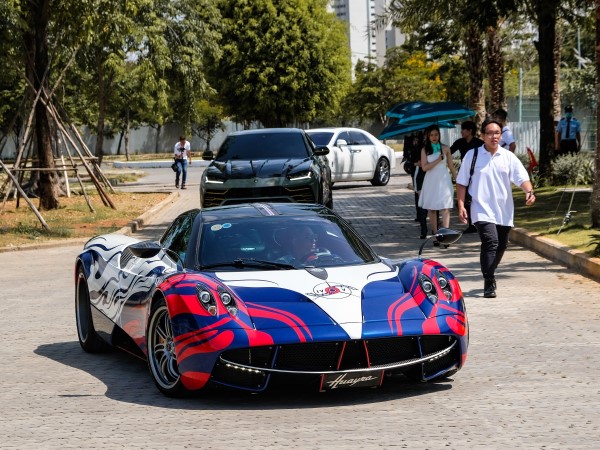 Minh Nhựa mang Pagani Huayra hơn 80 tỷ đến nhà Cường Đô la... 'bắt mua'