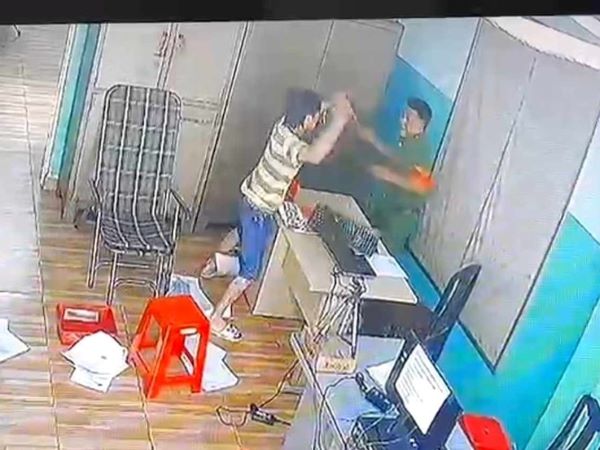 Clip: Người đàn ông xông vào trụ sở, dùng kéo tấn công công an phường