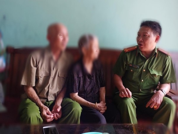 Công an phường giúp hai ông bà già thoát bẫy lừa của công an dởm