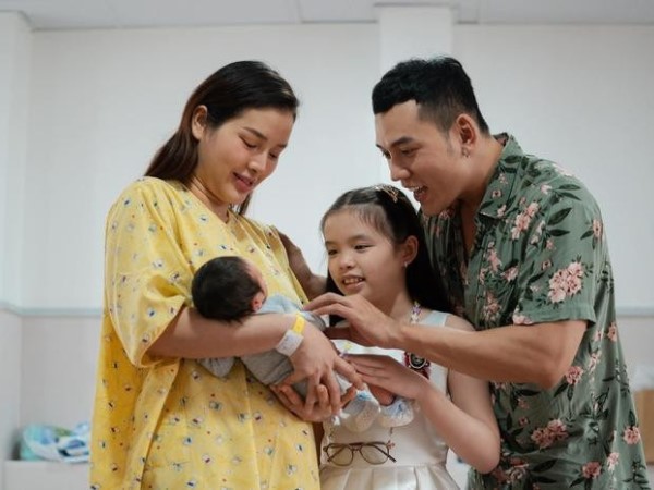 Lý Bình - Phương Trinh Jolie chăm sóc quý tử, 1 chi tiết của mẹ bỉm gây trầm trồ