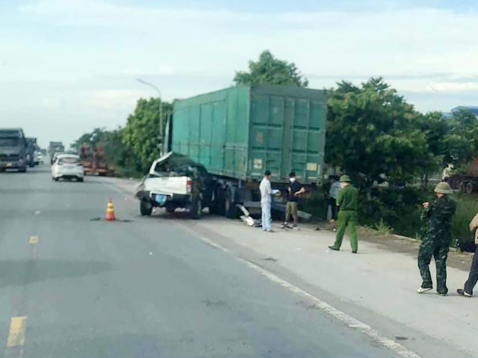 Xe bán tải húc vào container đậu bên đường, 6 người thương vong