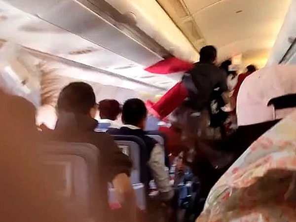 Khoảnh khắc kinh hoàng: Ở độ cao hơn 10.000m, hành khách và tiếp viên bị hất văng trong cabin vì máy bay đi vào vùng thời tiết xấu