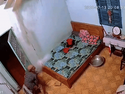 Xót xa cảnh cụ bà loay hoay trong căn phòng mưa dột, suýt bị la-phông rơi trúng