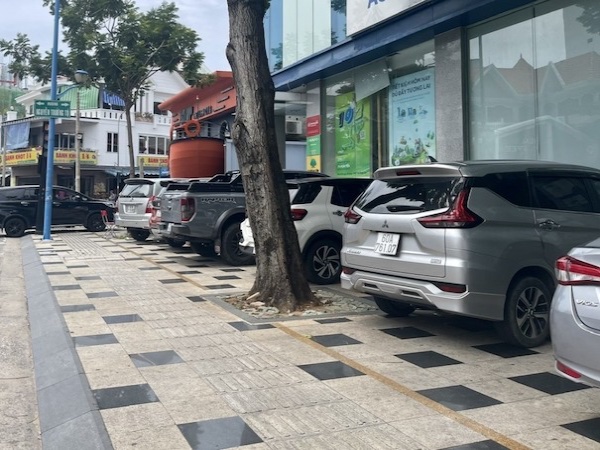 Né nộp phí lòng đường, nhiều ô tô leo vỉa hè đậu đỗ