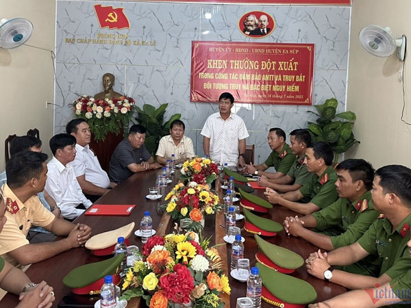 Thưởng nóng lực lượng truy bắt 3 kẻ bị truy nã vụ tấn công trụ sở xã ở Đắk Lắk