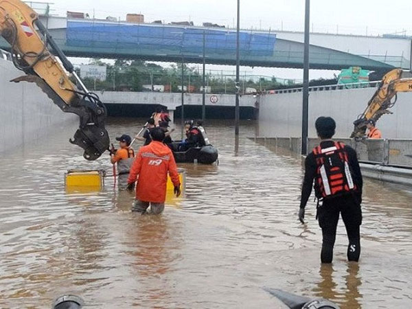 Xe buýt mắc kẹt trong đường hầm ngập nước do mưa lớn, tìm thấy 5 thi thể