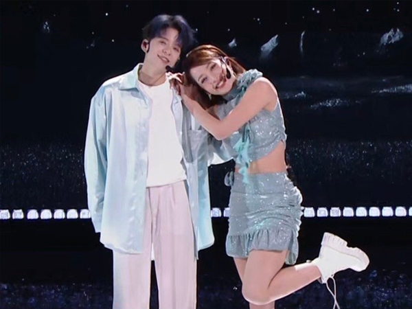 Chi Pu khiến dân tình 'tan chảy' vì một động tác khi song ca với Amber!
