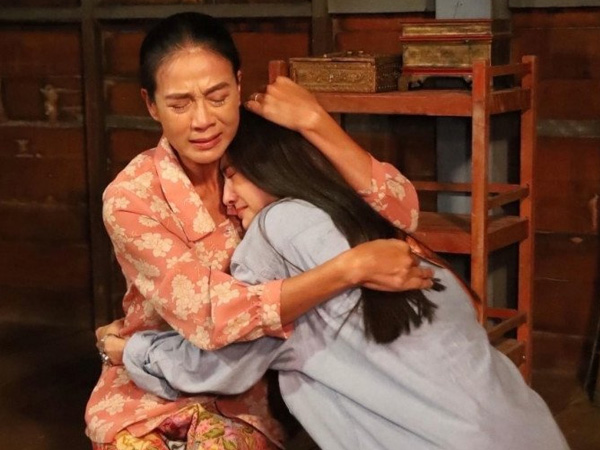 Con gái lấy chồng 2 năm không về nhà, tôi âm thầm lên chơi thì khóc ngất khi biết con trong viện tâm thần