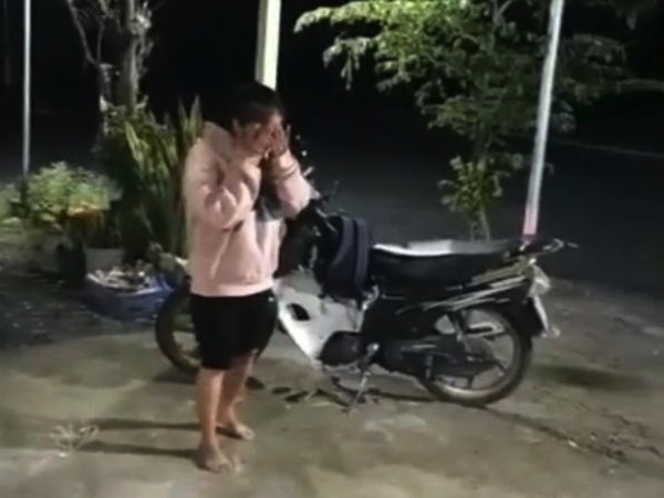 Cô gái nửa đêm về quê bị cướp đạp ngã, dí súng cướp