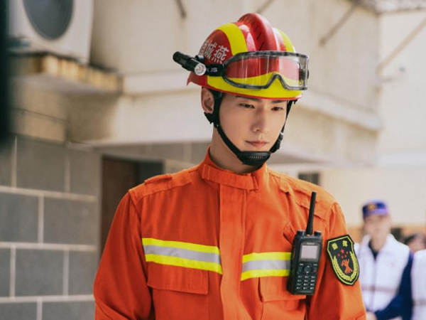 Cùng tạo hình lính cứu hỏa, Dương Dương bị chê thua xa một mỹ nam tai tiếng