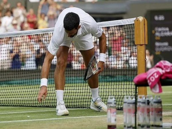 Djokovic nổi điện đập nát vợt, rơi lệ ở trận chung kết Wimbledon
