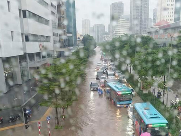 Hà Nội khuyến cáo người dân hạn chế ra đường khi bão số 1 đổ bộ