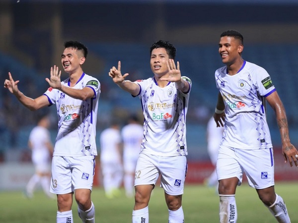 CLB Hà Nội thắng ngược TopenLand Bình Định, áp sát ngôi đầu bảng V-League
