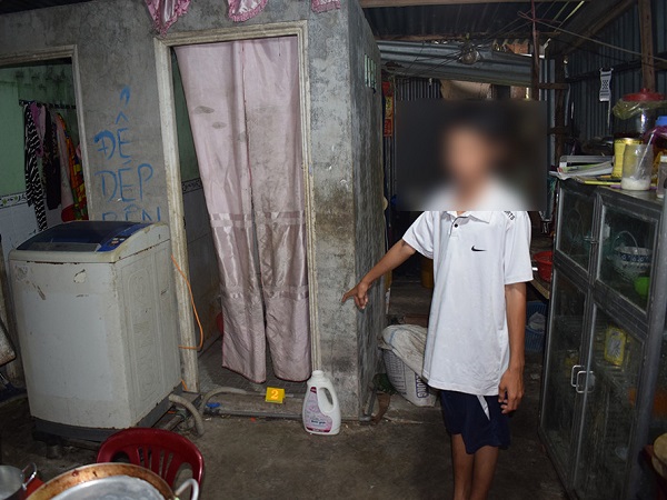 Tạm giữ hình sự cha dượng đốt bộ phận sinh dục bé trai 14 tuổi
