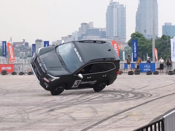 Trình diễn ô tô mạo hiểm tại Hà Nội