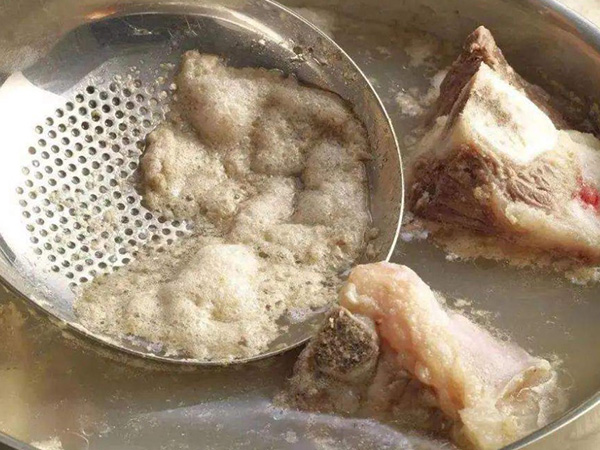 Vì sao nước luộc thịt sủi bọt? Liệu có phải do lợn nhiễm hóa chất?